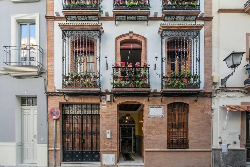 Pequeño palacete Calle Santas Patronas Sevilla Exterior foto